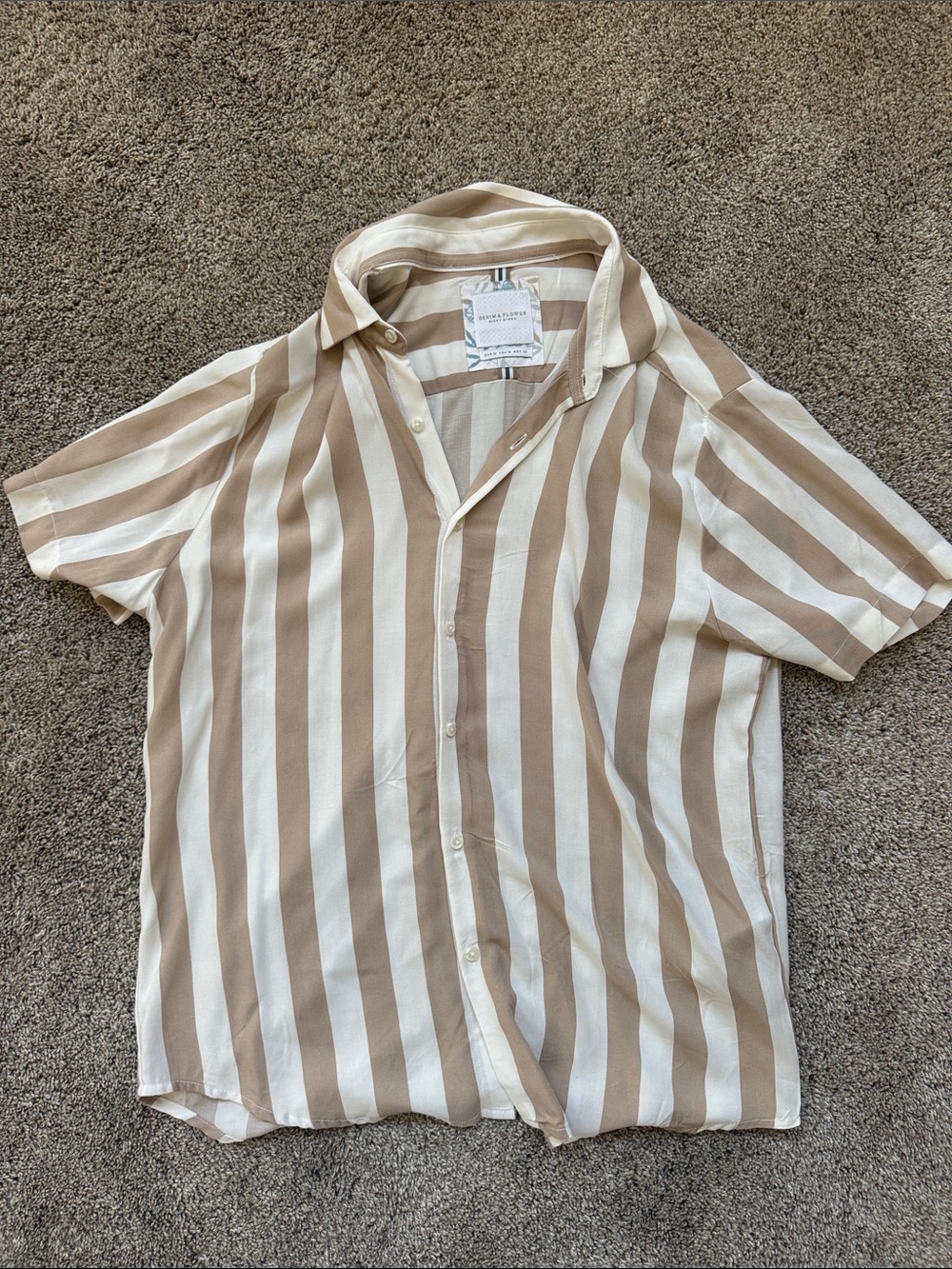 Casual Short-Sleeve Button-Down Shirt in Beige and White Stripes